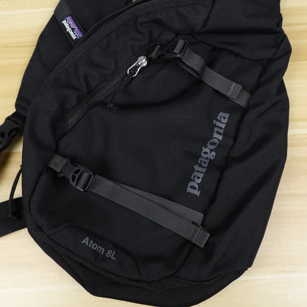 Patagonia Atom 8L Sling Crossbody Bag Black Nylon Adjustable Hiking TacPac 13.5" - Picture 2 of 12